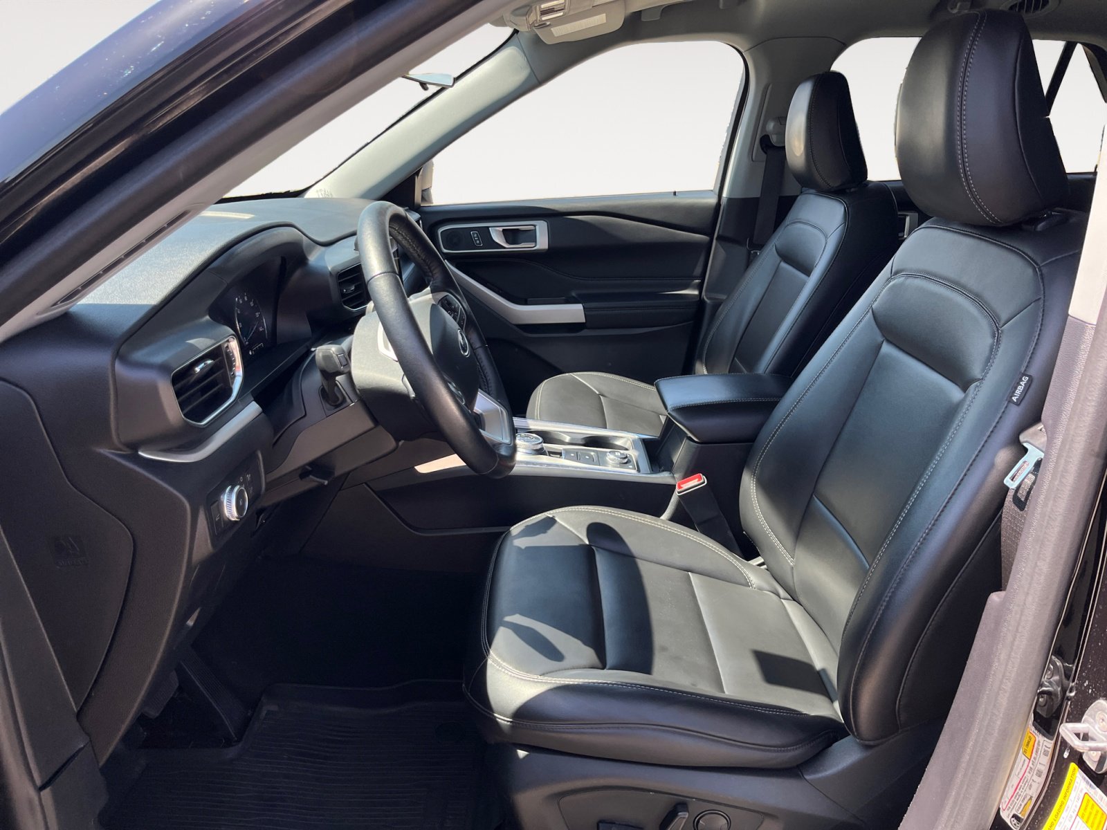 Used 2022 Ford Explorer XLT w/ Equipment Group 202A image 9