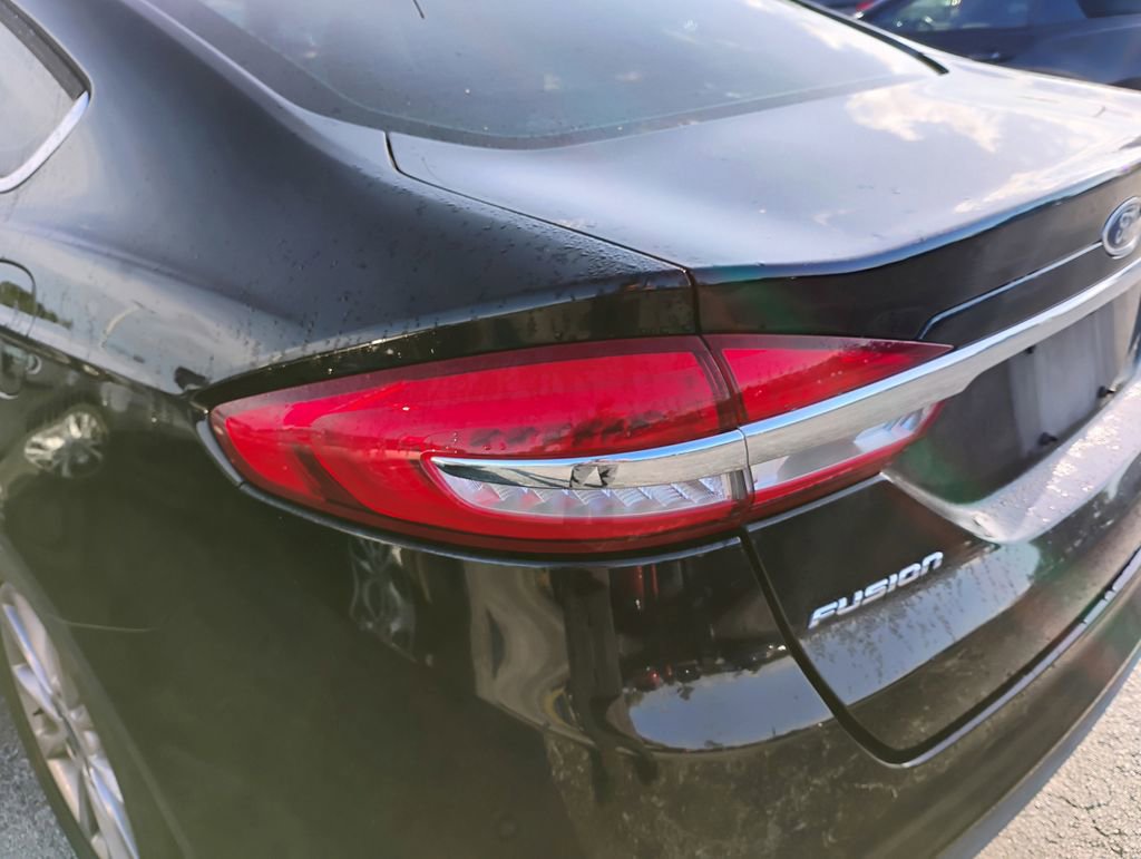 Used 2017 Ford Fusion SE FWD image 10