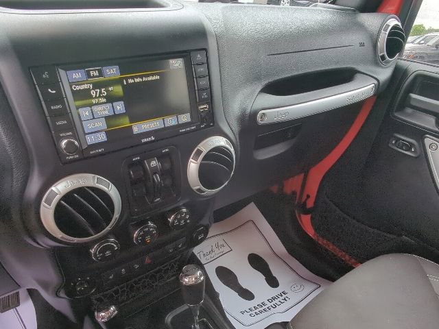 Used 2015 Jeep Wrangler Unlimited Sahara w/ Connectivity Group AWD/4WD image 16