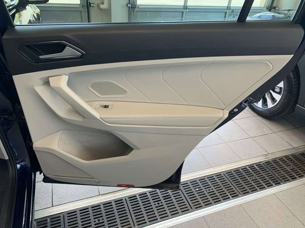 Used 2023 Volkswagen Tiguan SE w/ Panoramic Sunroof Package AWD/4WD image 19