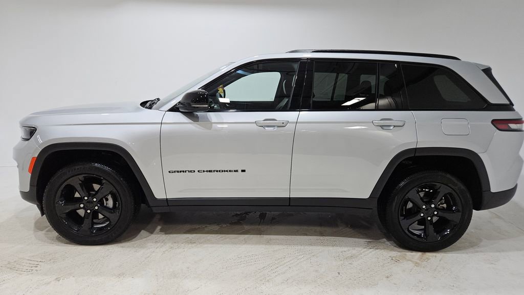 Used 2023 Jeep Grand Cherokee Altitude image 4