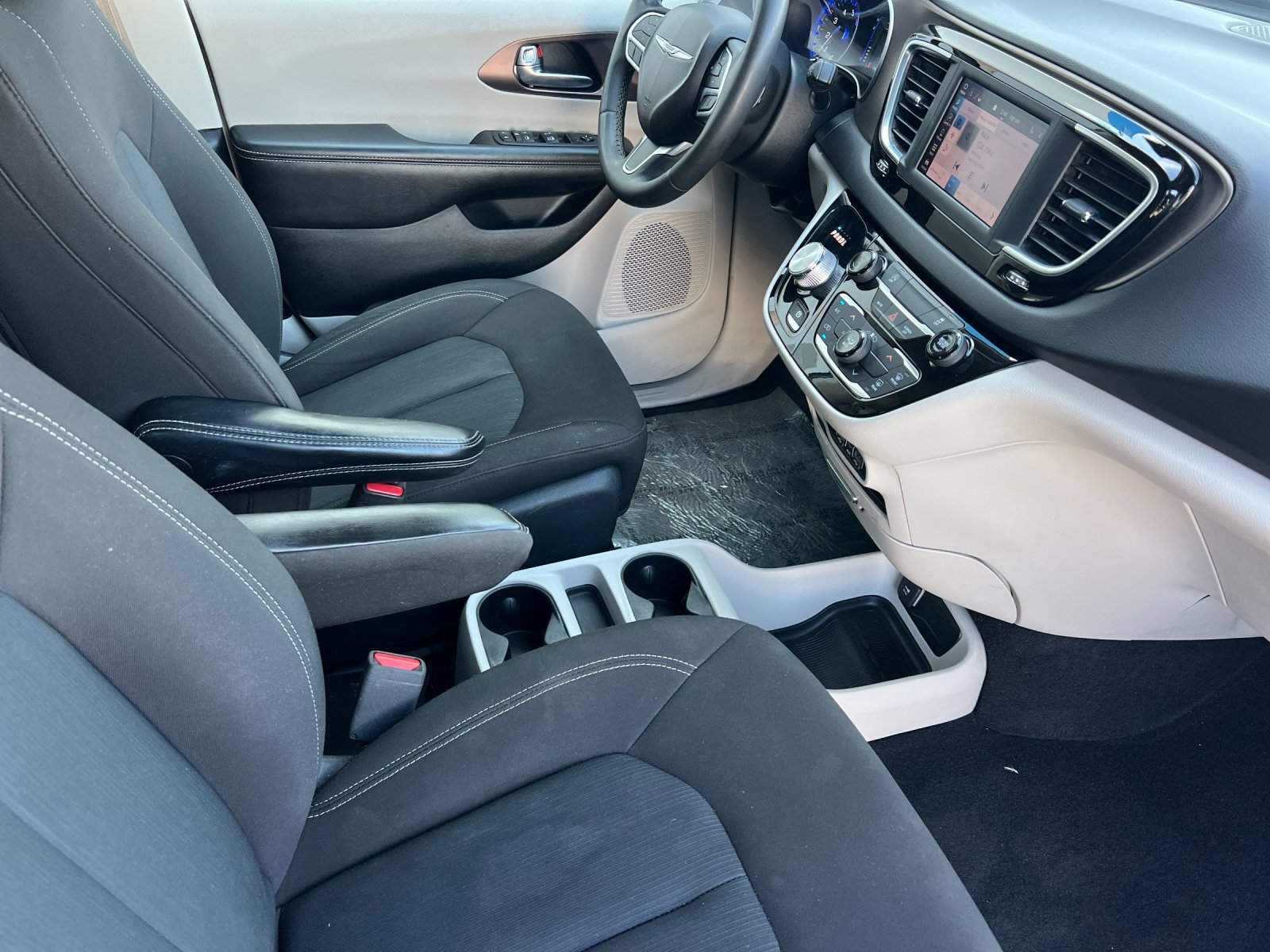 Used 2022 Chrysler Voyager LX FWD image 17