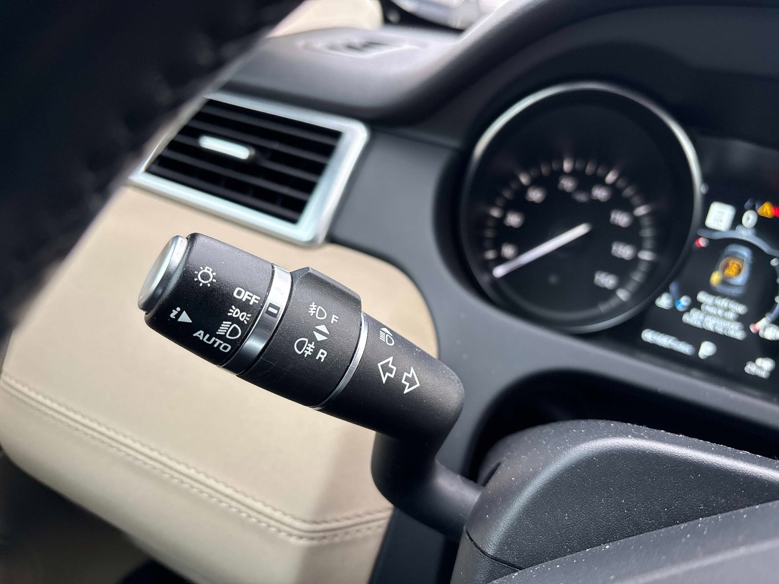 Used 2019 Land Rover Discovery Sport HSE image 27