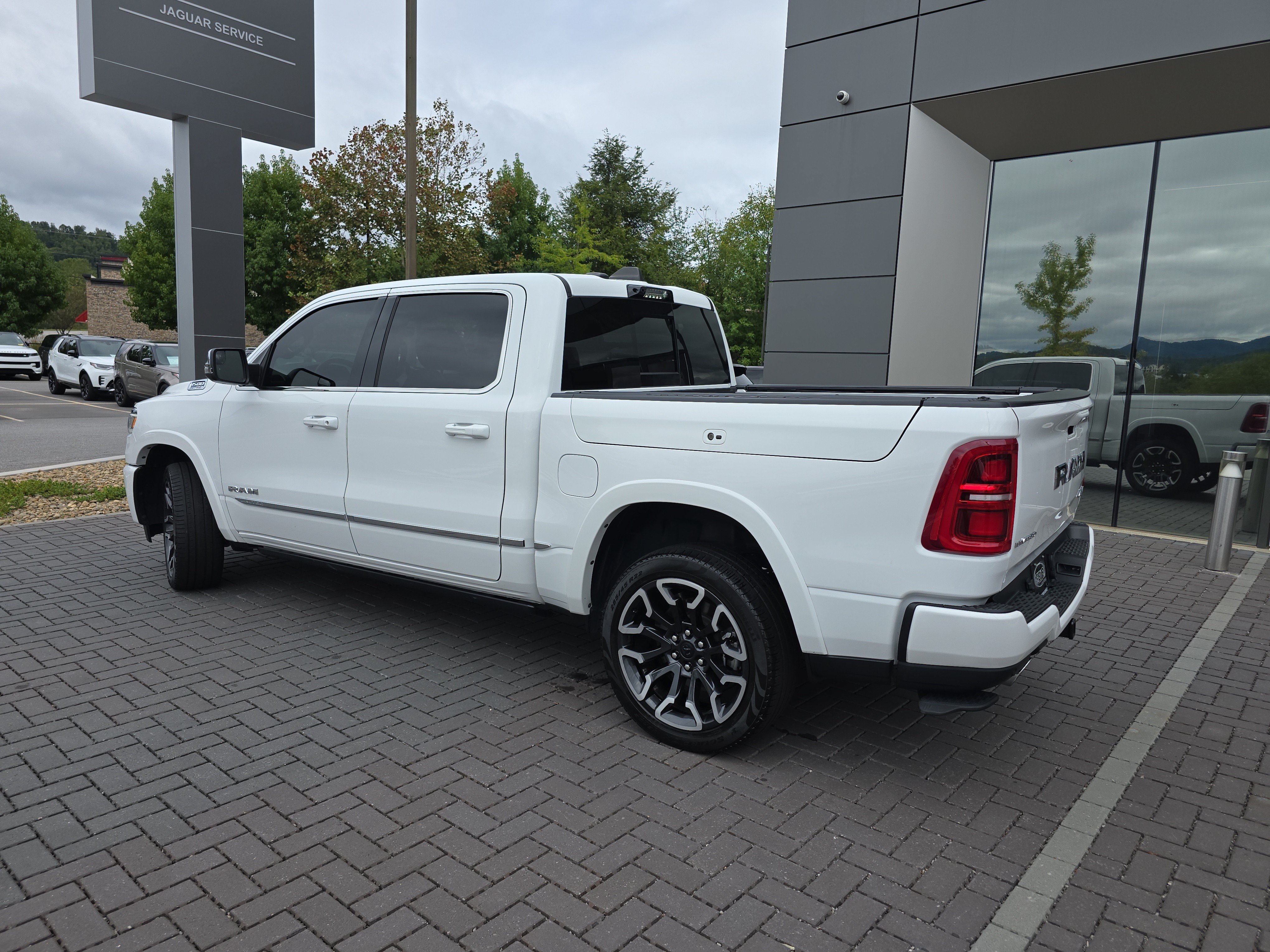 Used 2025 RAM 1500 Limited AWD/4WD image 8