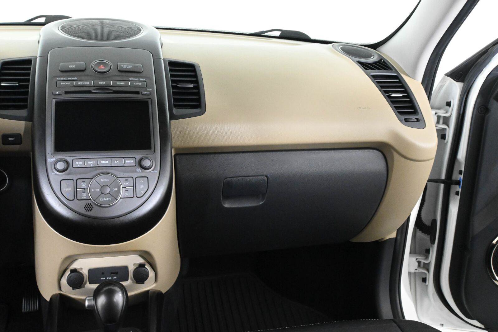 Used 2013 Kia Soul ! w/ Premium Pkg FWD image 16
