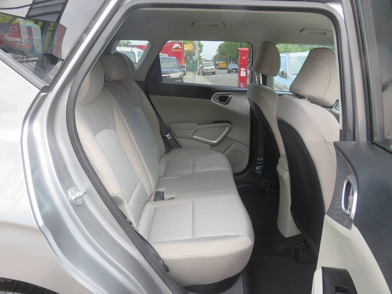 Used 2023 Kia Soul LX w/ LX Technology Package FWD image 19