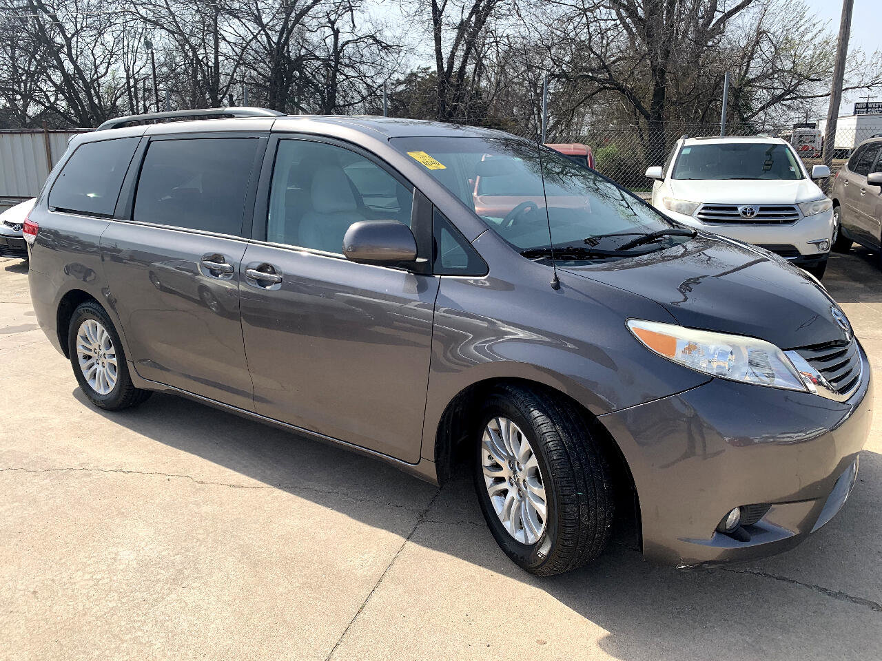 Used 2014 Toyota Sienna XLE image 3