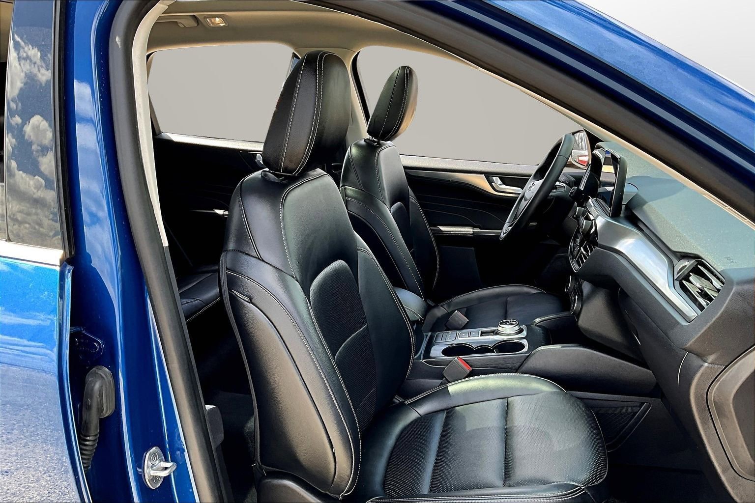 Used 2022 Ford Escape Titanium w/ Class II Trailer Tow Package image 7