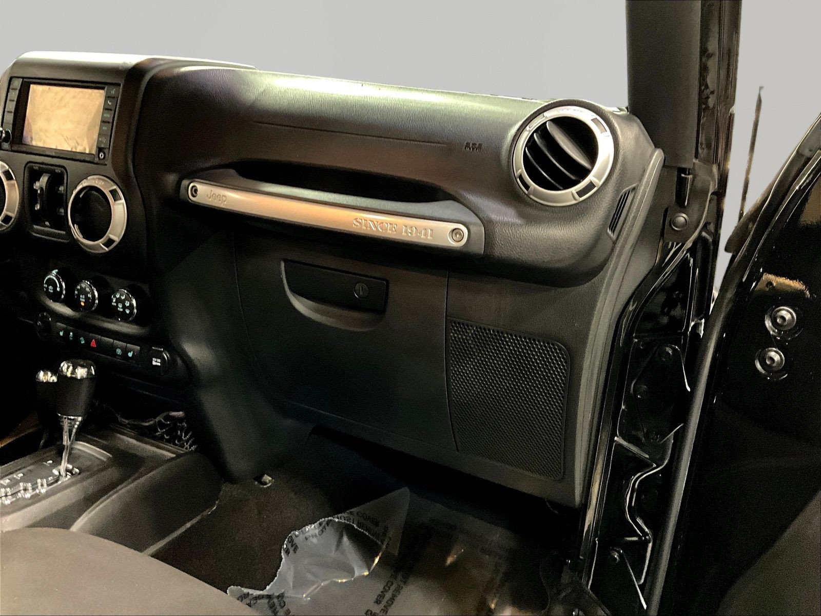 Used 2015 Jeep Wrangler Unlimited Sahara w/ Connectivity Group AWD/4WD image 26