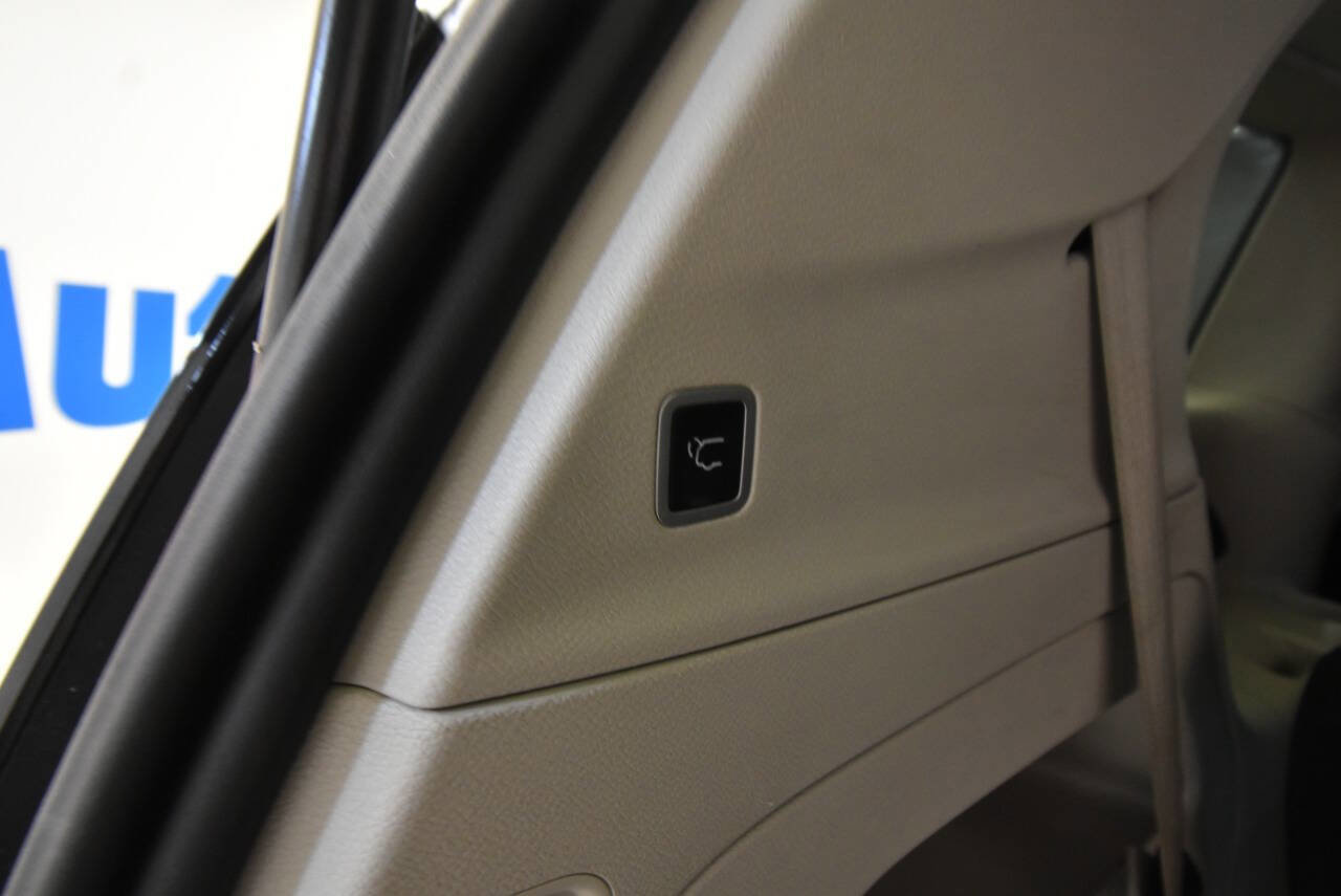 Used 2023 Chrysler Voyager LX FWD image 36