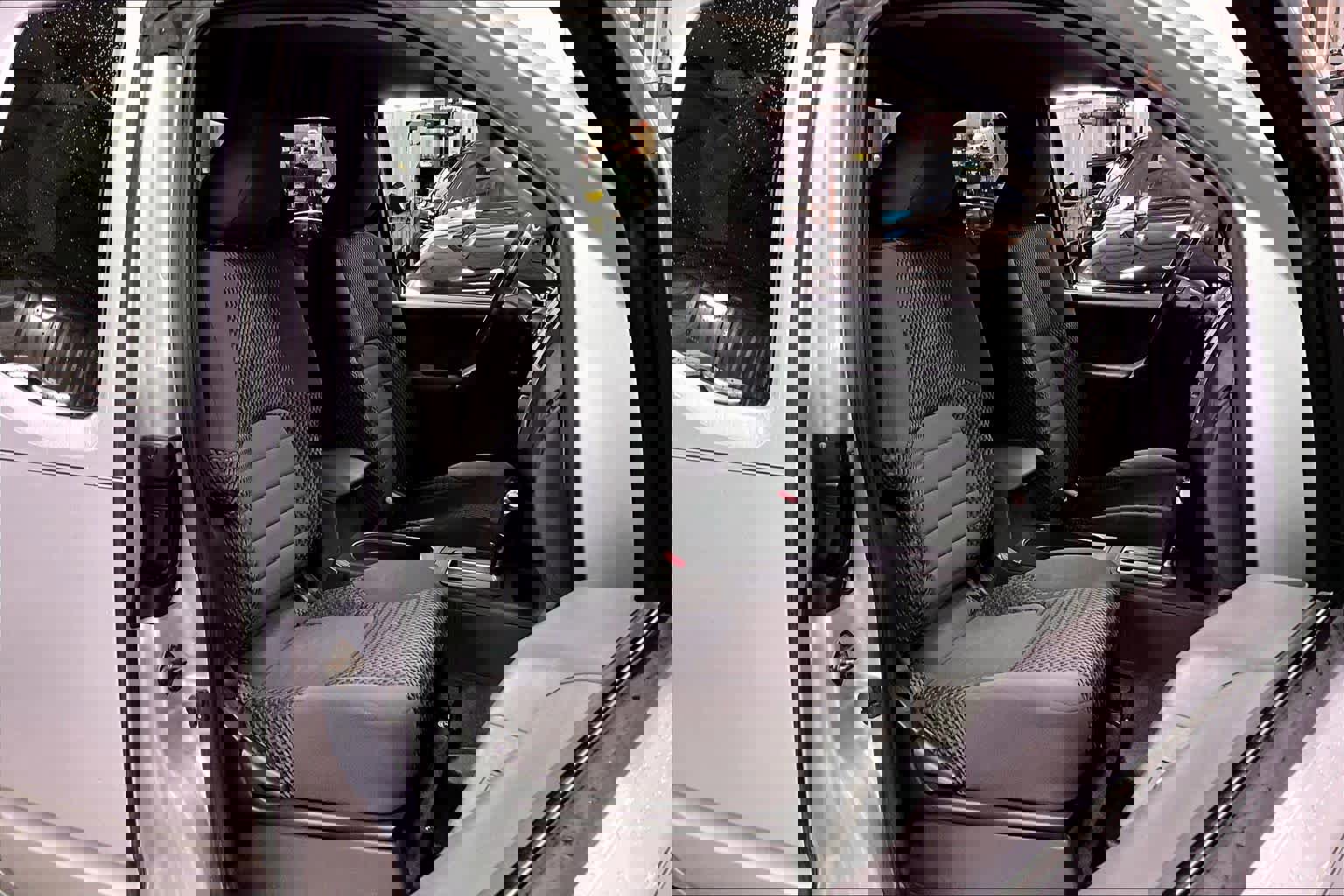 Used 2013 Nissan Frontier SV image 9