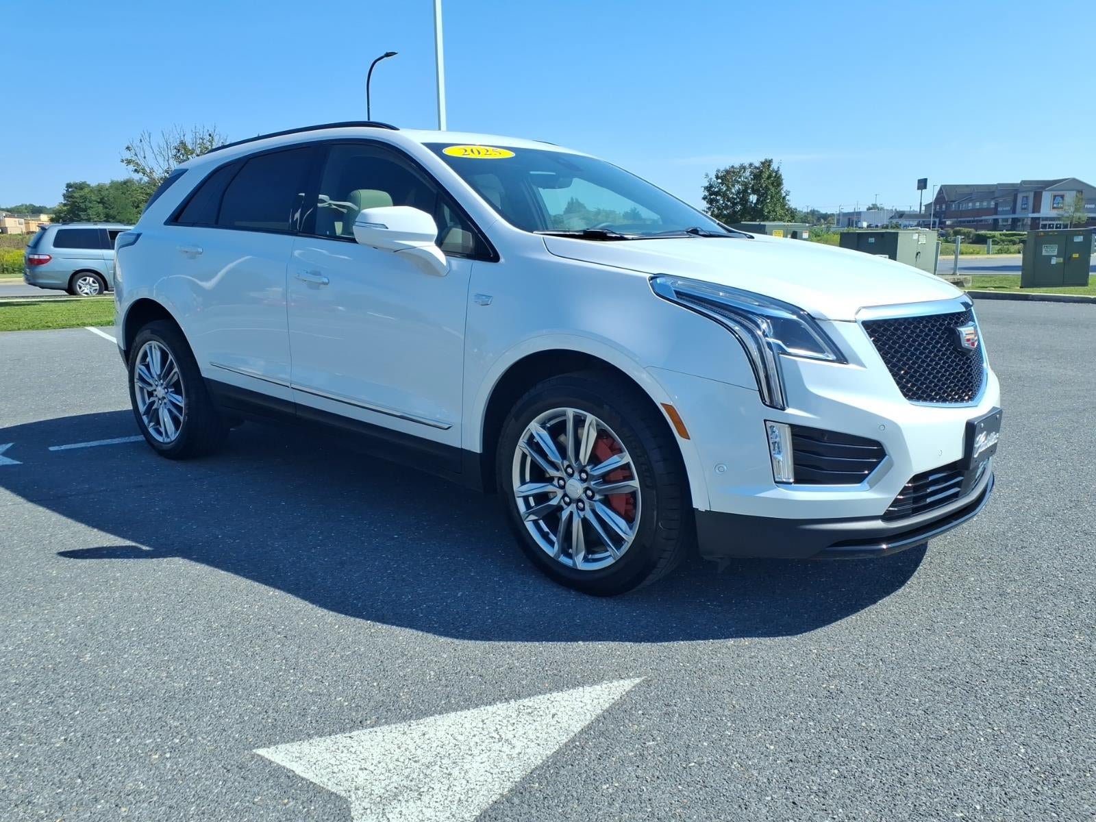 Certified 2025 Cadillac XT5 Sportv w/ Technology Package AWD/4WD image 3