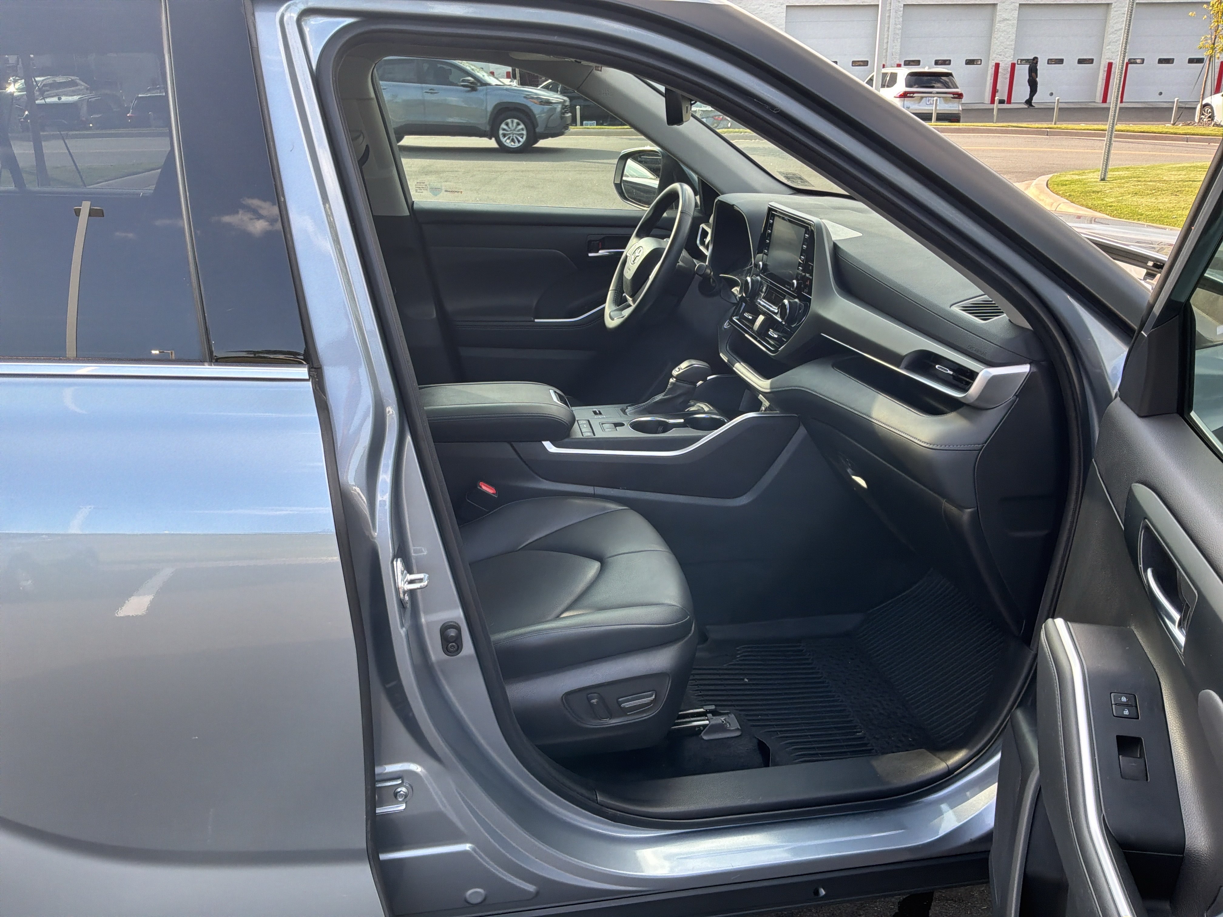 Used 2022 Toyota Highlander XLE FWD image 34