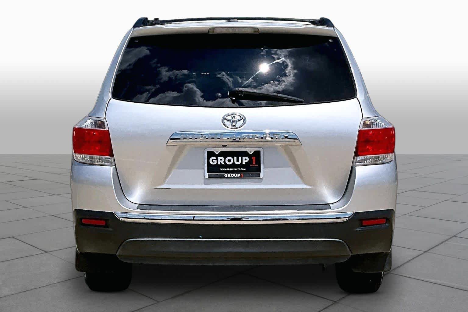 Used 2012 Toyota Highlander SE w/ Tow Pkg FWD image 5