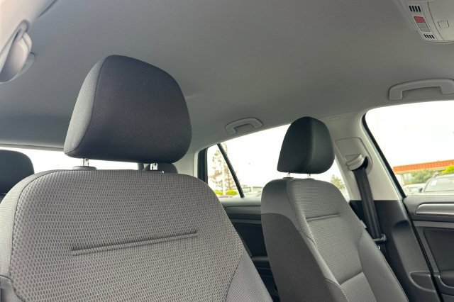 Used 2017 Volkswagen e-Golf SE w/ DC Fast Charging Package FWD image 19