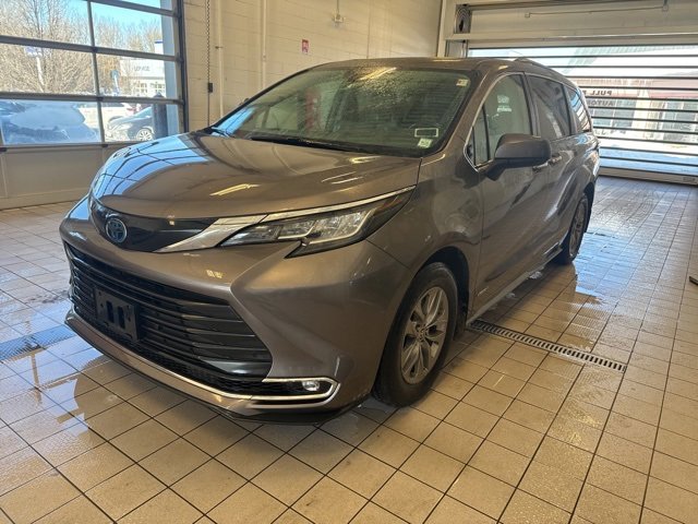 Used 2021 Toyota Sienna XLE image 2