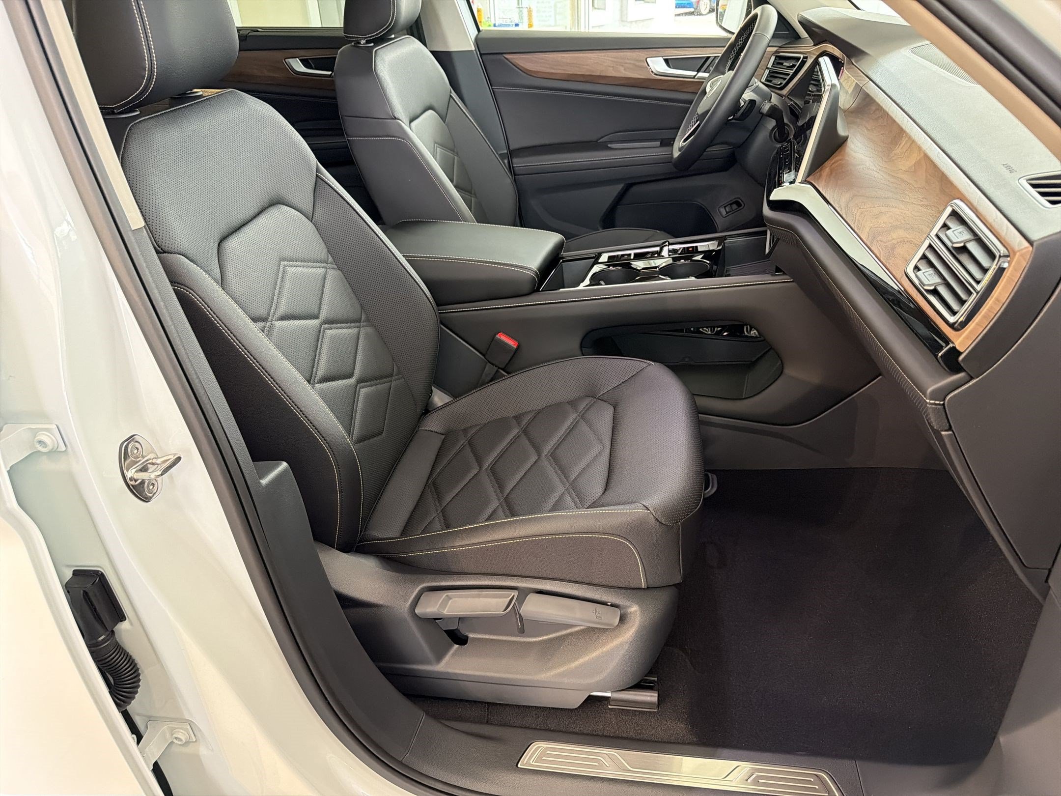 New 2026 Volkswagen Atlas SE FWD image 30