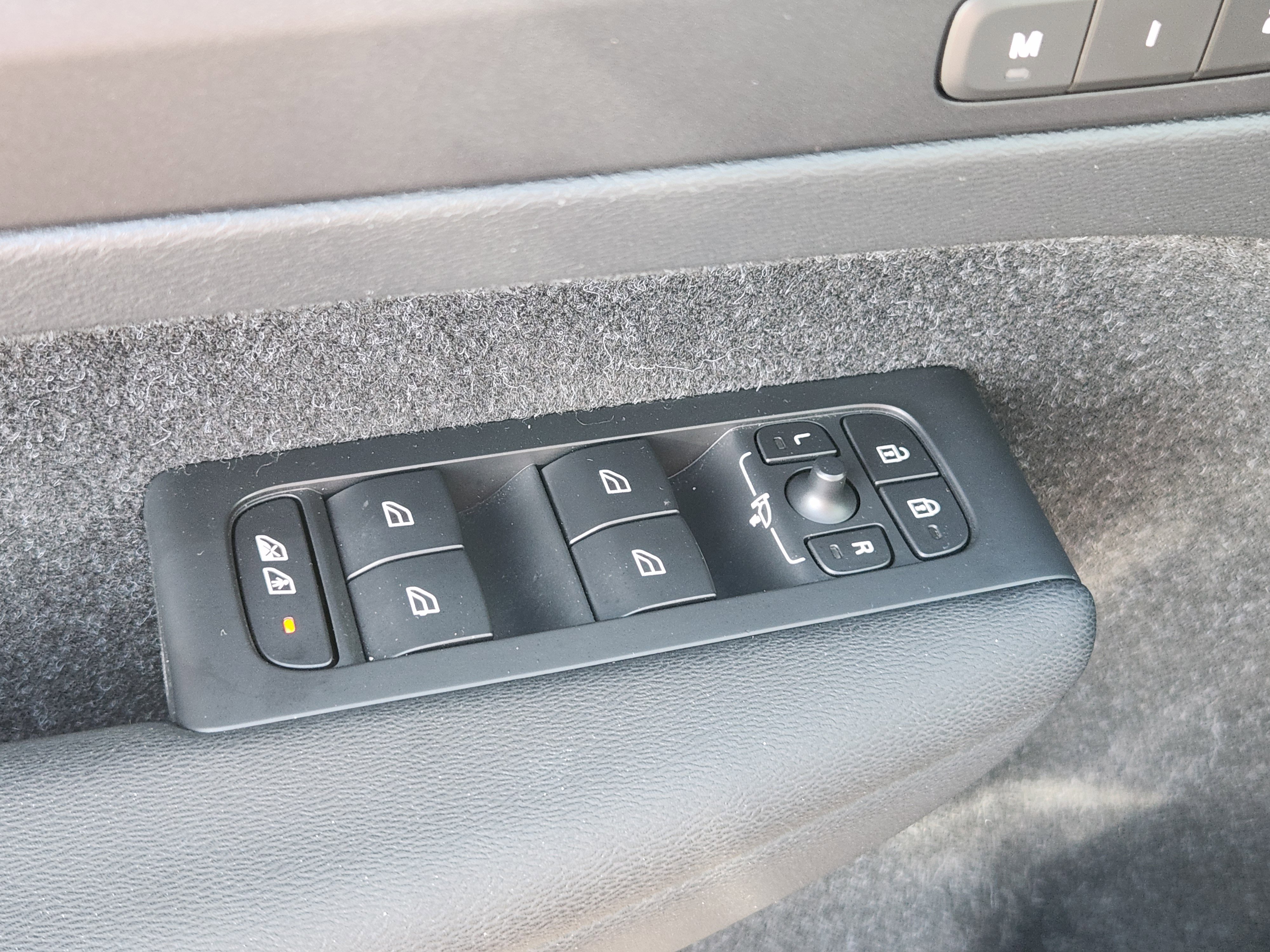 Used 2020 Volvo XC40 T5 R-Design w/ Protection Package Premier image 24