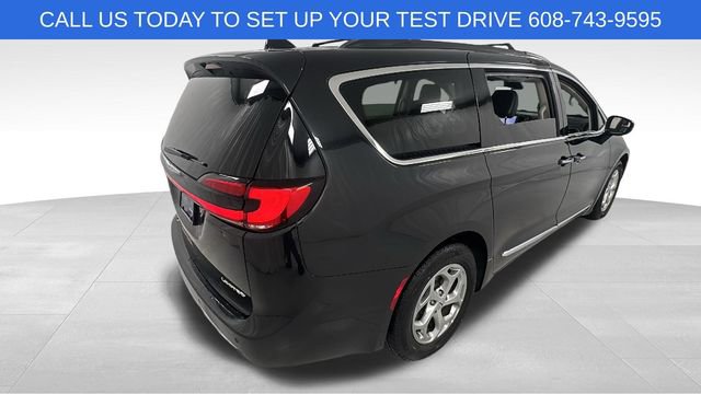 Used 2023 Chrysler Pacifica Limited image 3