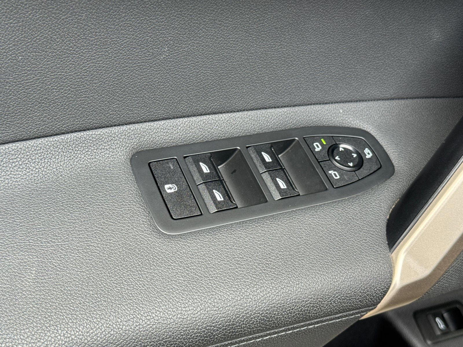 Used 2024 BMW iX xDrive50 w/ Premium Package image 13