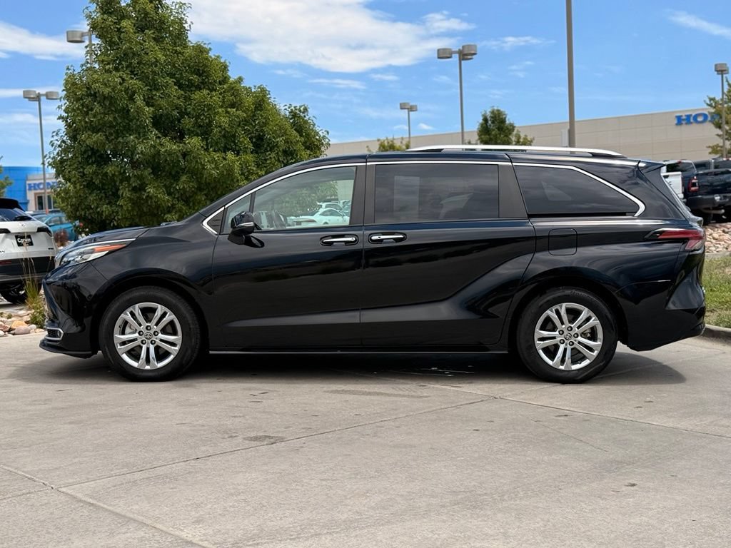 Used 2023 Toyota Sienna Platinum AWD/4WD image 9