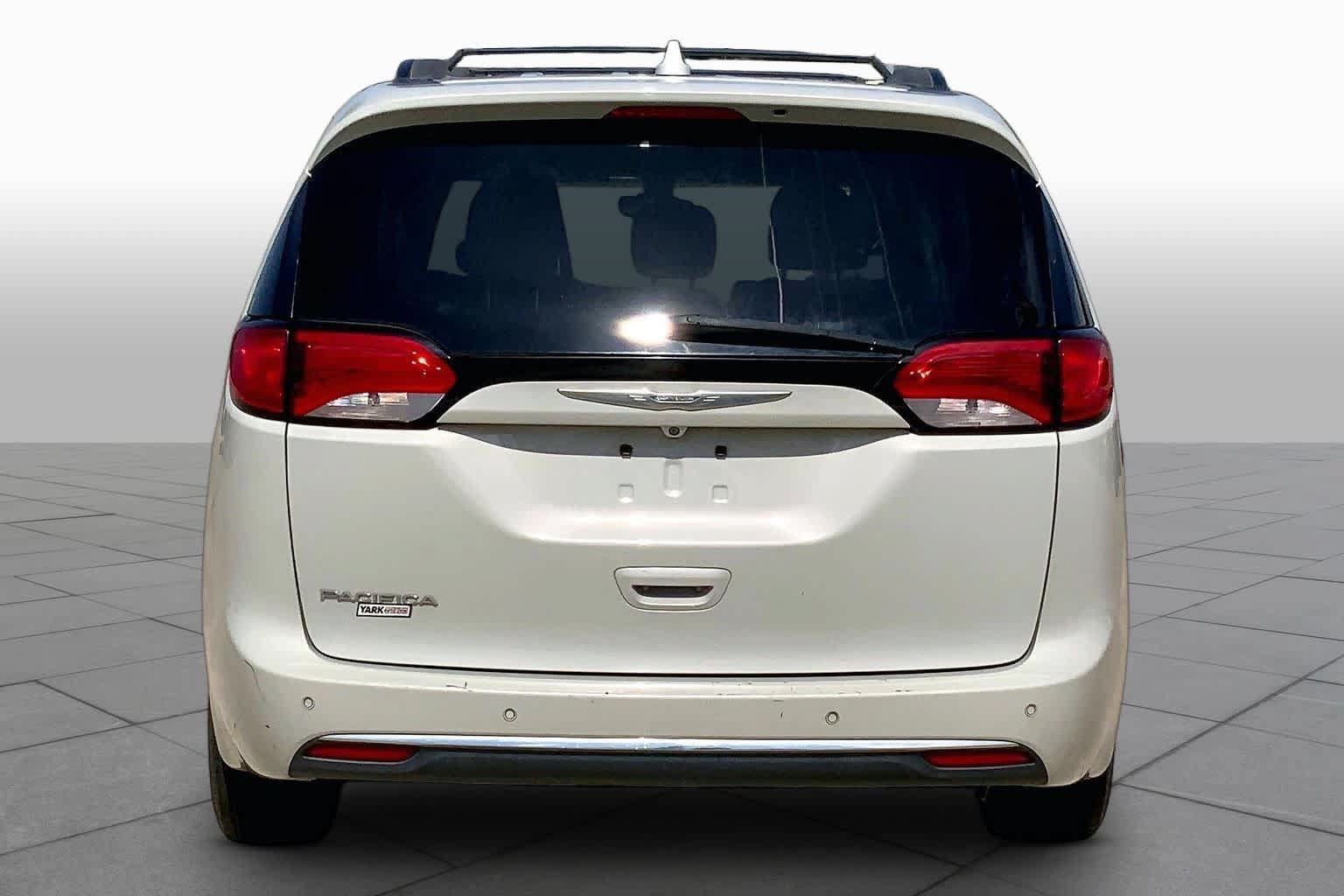 Used 2017 Chrysler Pacifica Touring-L FWD image 4