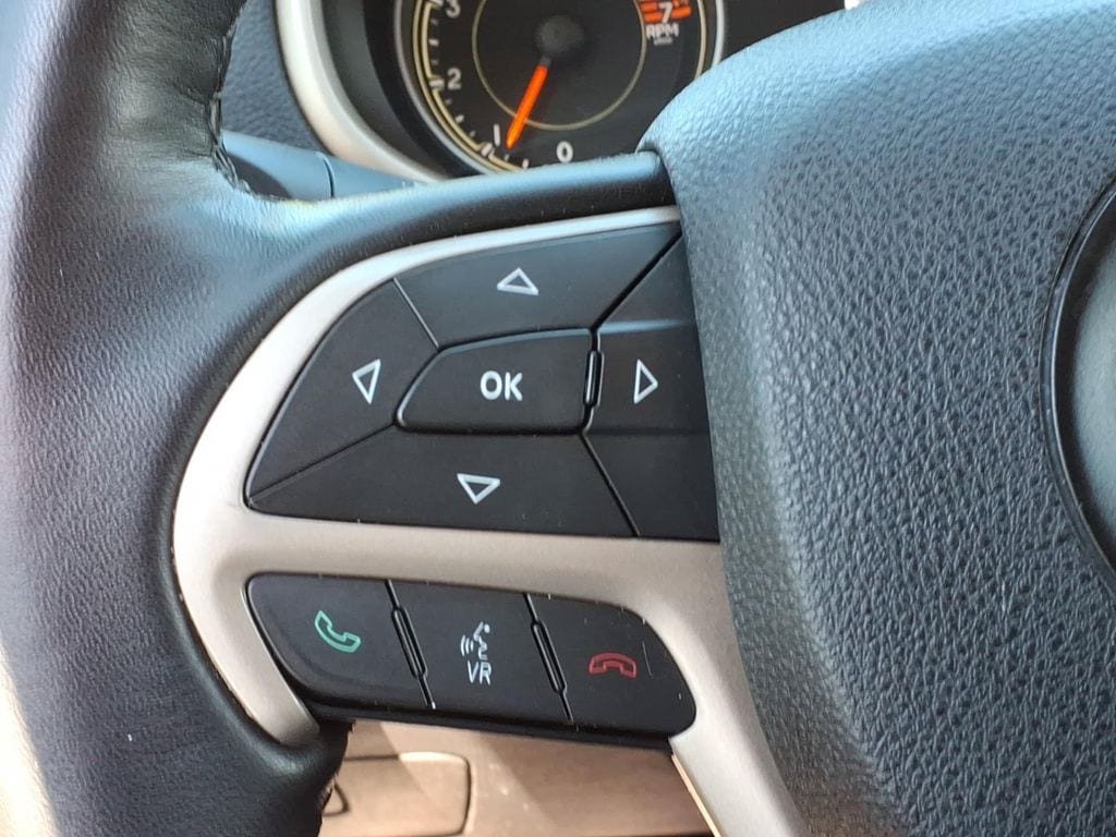 Used 2016 Jeep Cherokee Limited AWD/4WD image 24