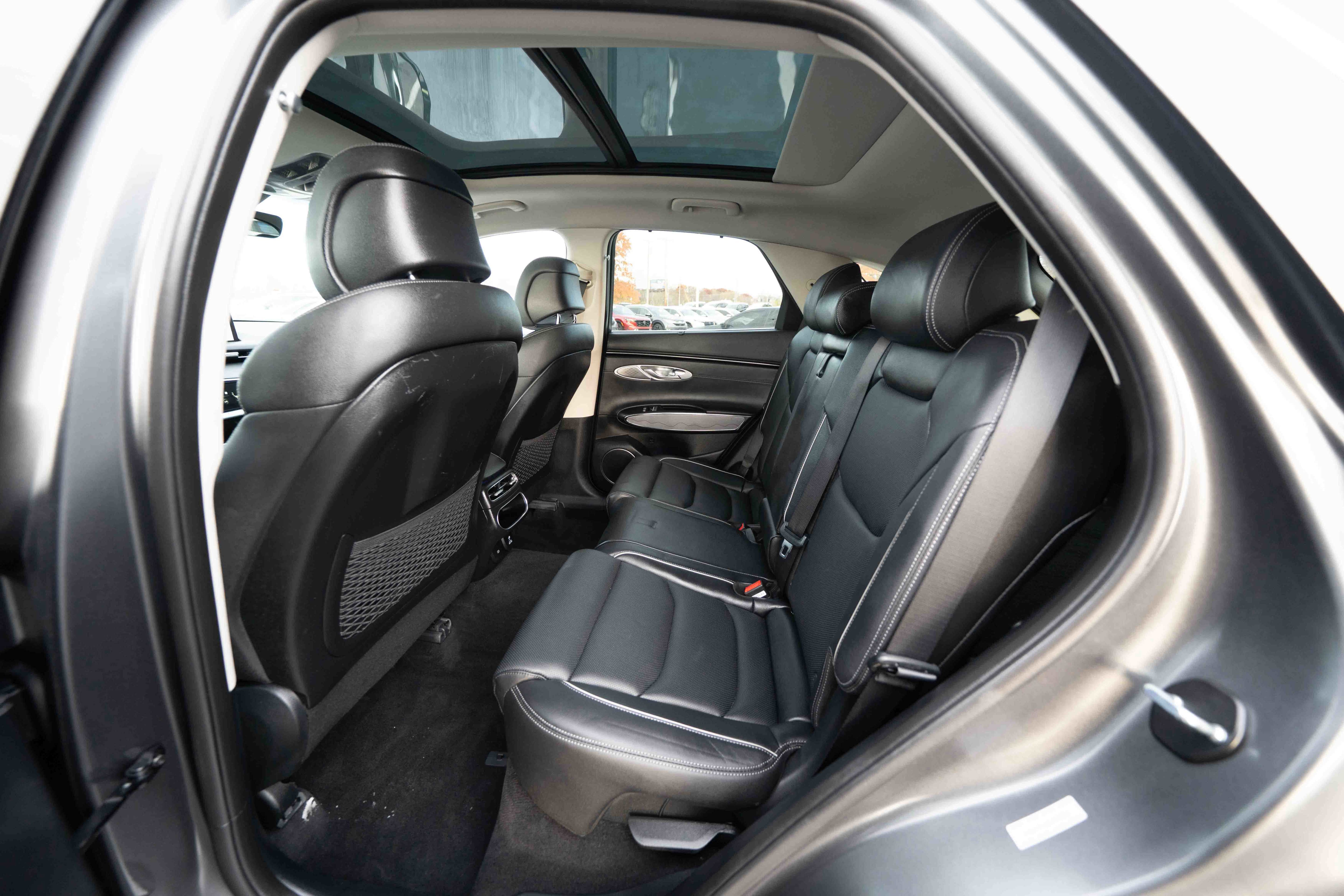 Used 2023 Genesis GV70 2.5T w/ Advanced Package image 23