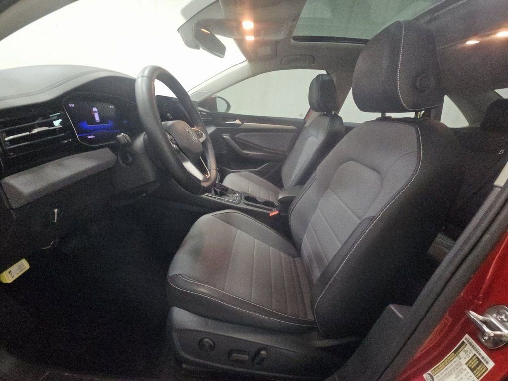 Used 2025 Volkswagen Jetta SE FWD image 4