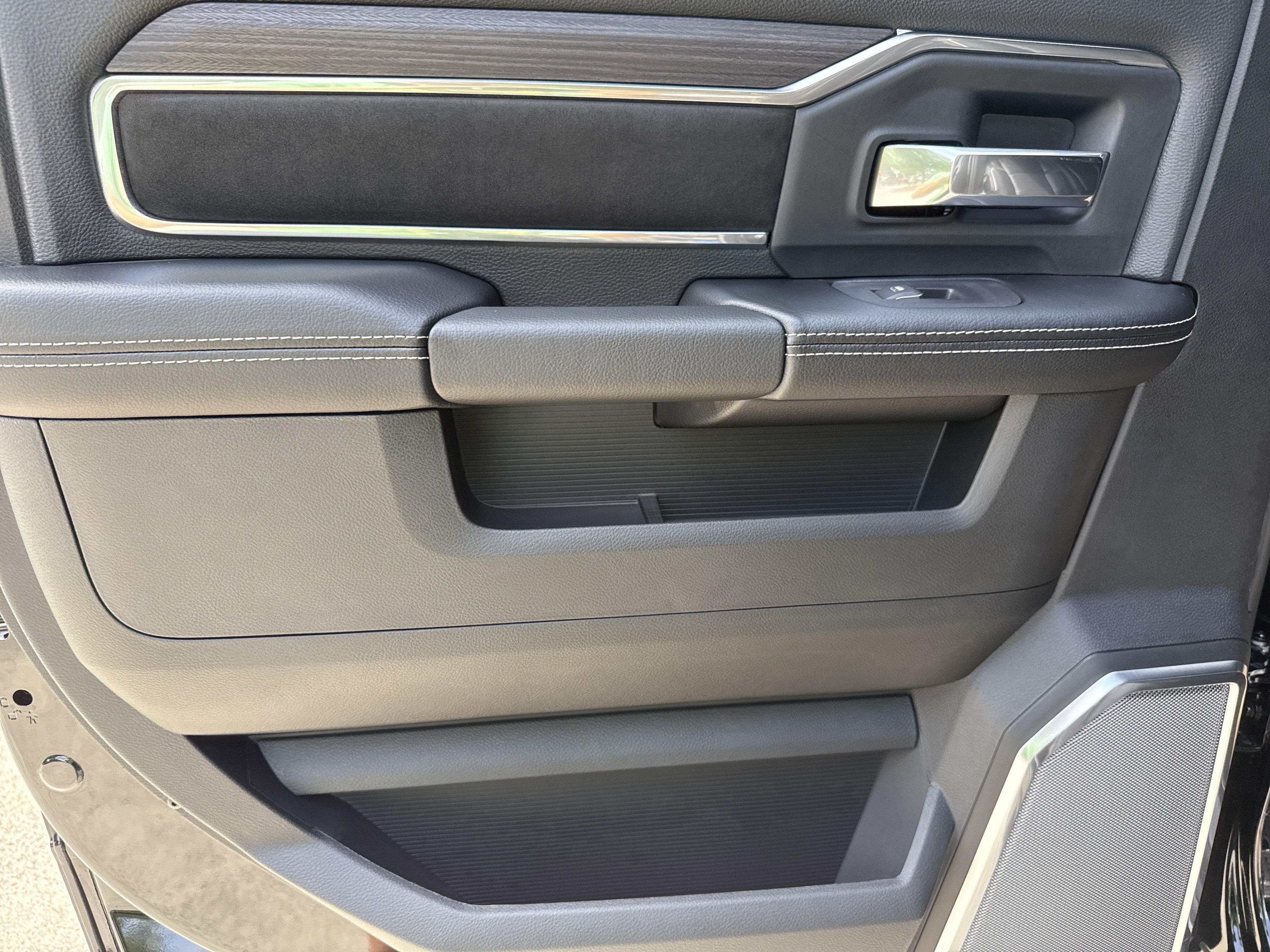 New 2026 RAM 5500 4x4 Crew Cab w/ Laramie Trim Package image 22