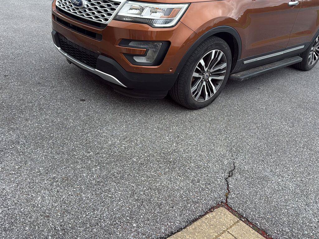 Used 2017 Ford Explorer Platinum AWD/4WD image 2