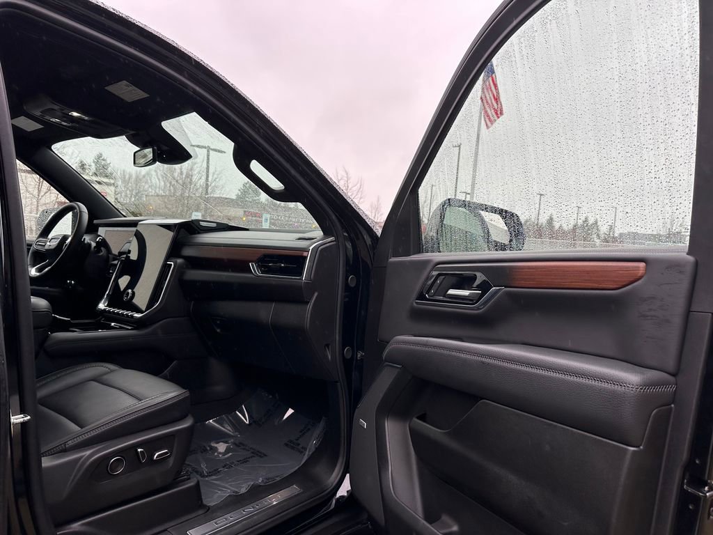 Used 2025 GMC Yukon XL Denali image 11