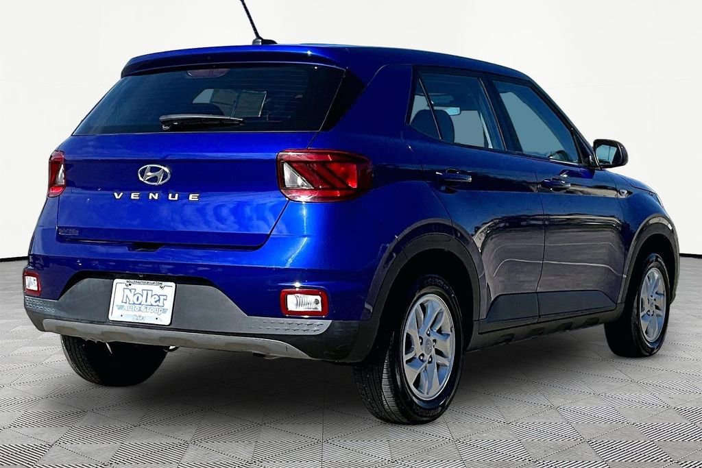 Used 2024 Hyundai Venue SE FWD image 2