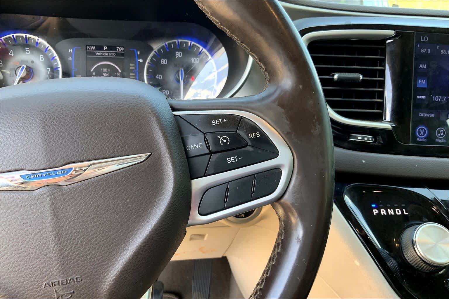 Used 2017 Chrysler Pacifica Touring-L FWD image 21
