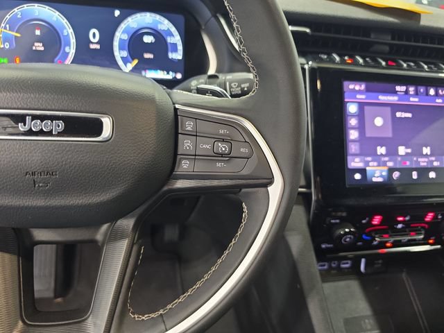 Used 2025 Jeep Grand Cherokee Altitude AWD/4WD image 17