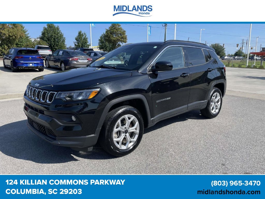 Used 2025 Jeep Compass Latitude w/ Sun & Sound Group AWD/4WD image 3