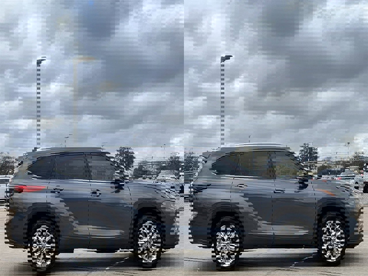 Used 2023 Toyota Highlander Limited image 3