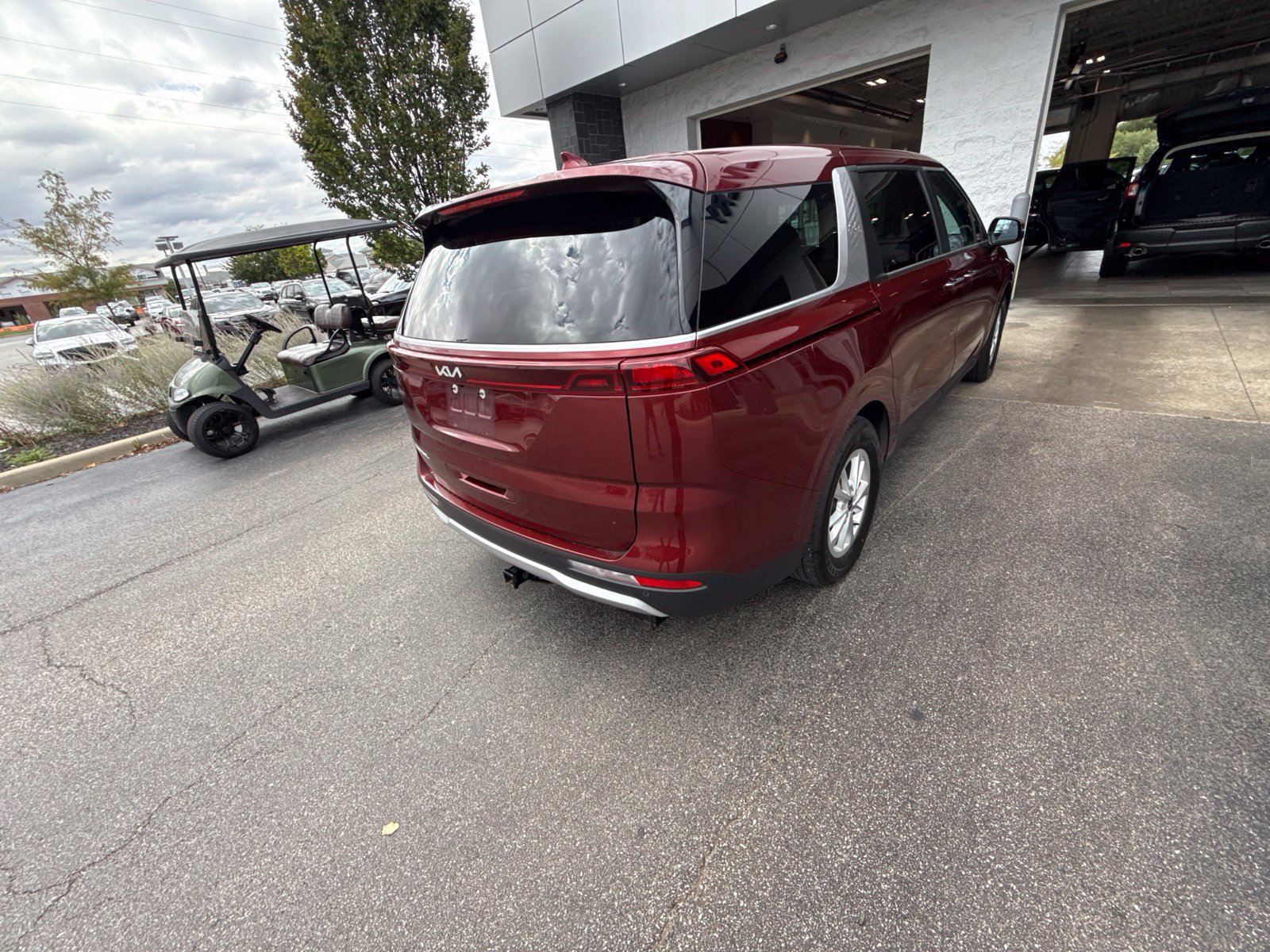 Used 2024 Kia Carnival LX FWD image 21