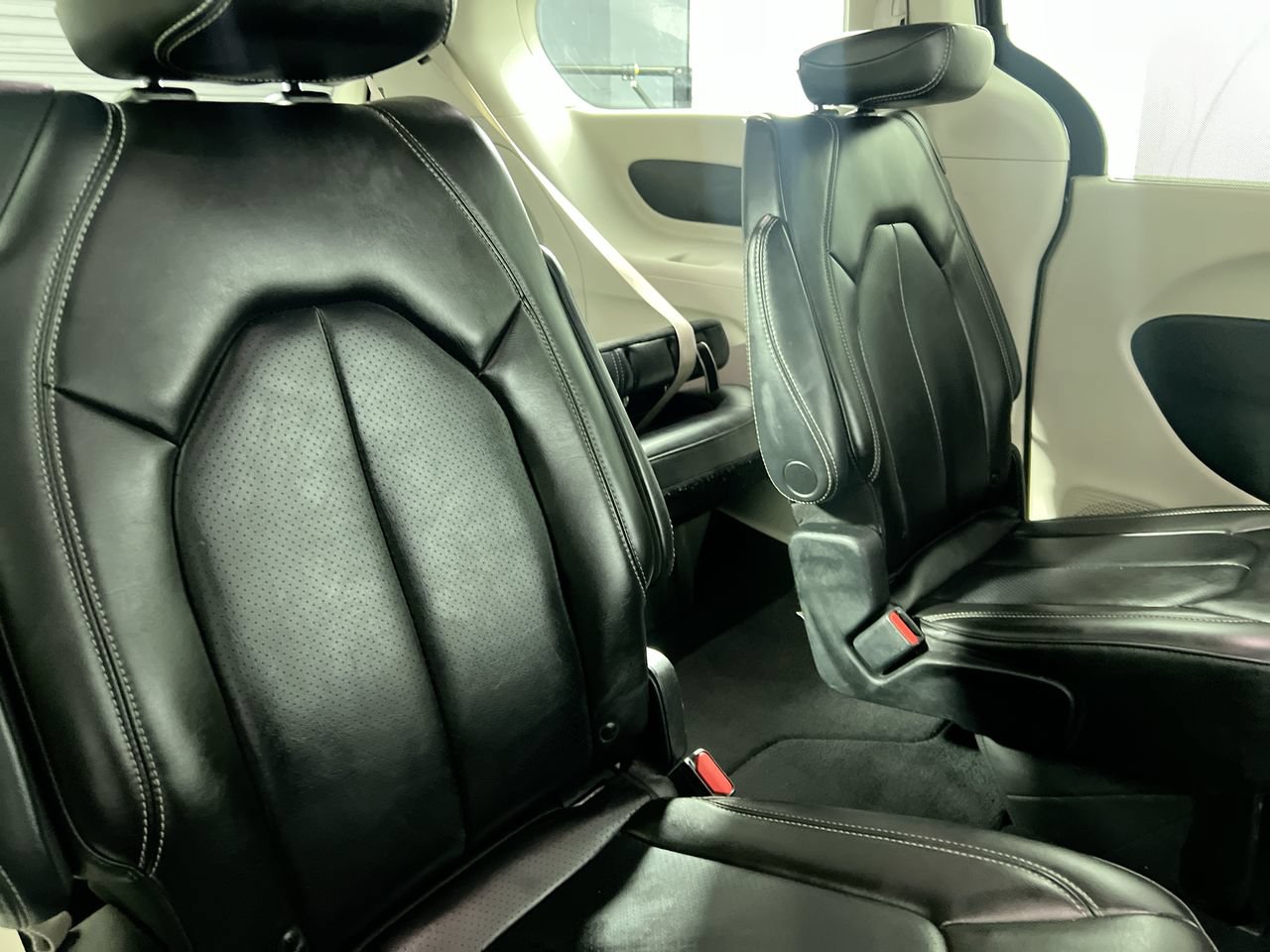 Used 2023 Chrysler Pacifica Touring-L FWD image 30