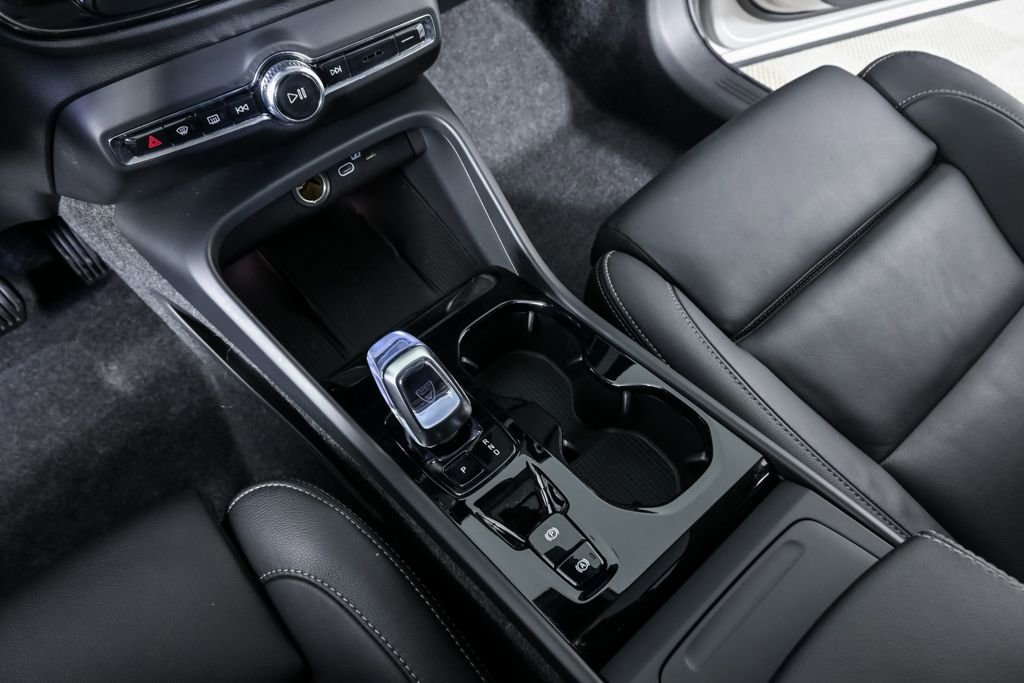 Certified 2025 Volvo XC40 B5 Plus image 18