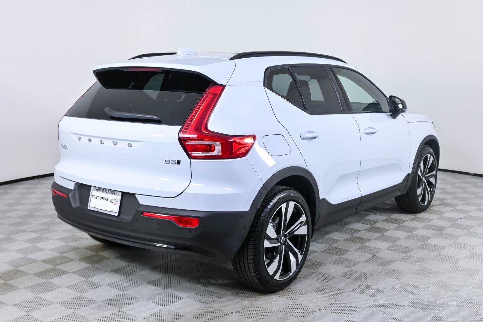 Certified 2026 Volvo XC40 B5 Plus AWD/4WD image 28