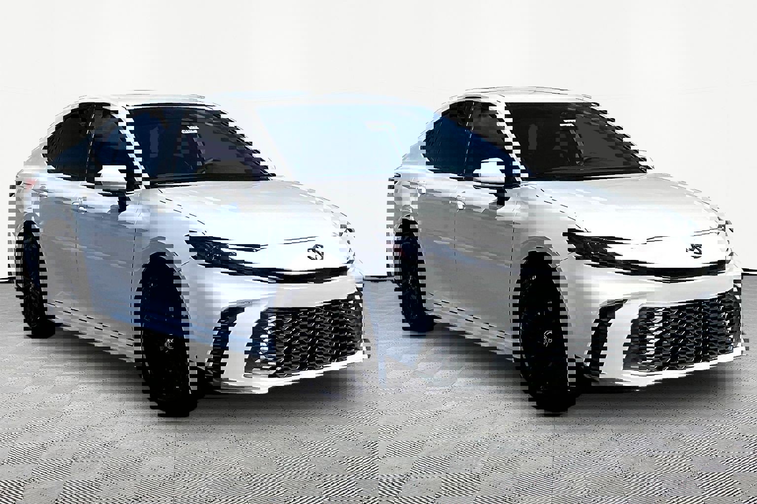 Used 2025 Toyota Camry SE w/ Convenience Package FWD image 3