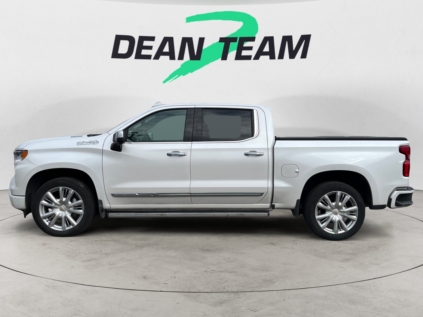 Used 2024 Chevrolet Silverado 1500 High Country w/ High Country Premium Package AWD/4WD image 5