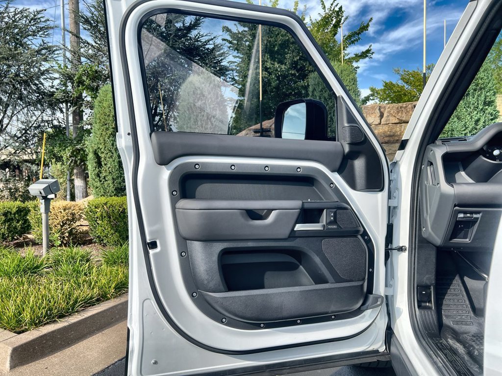New 2026 Land Rover Defender 110 X-Dynamic SE AWD/4WD image 17