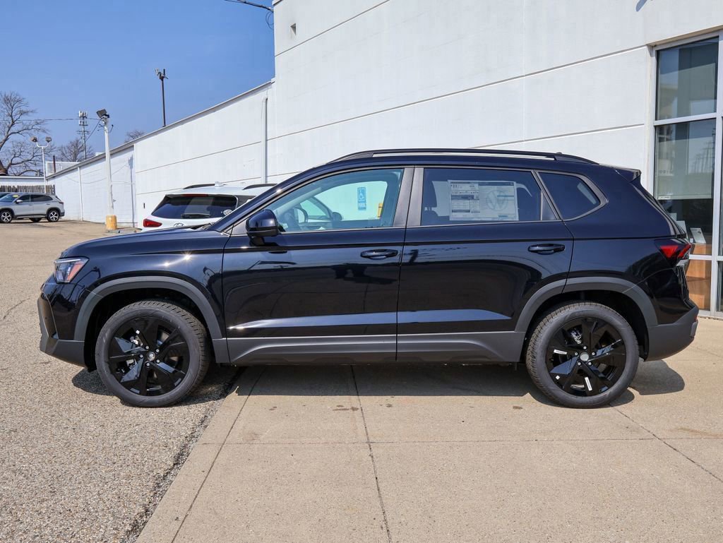 New 2026 Volkswagen Taos SE image 2