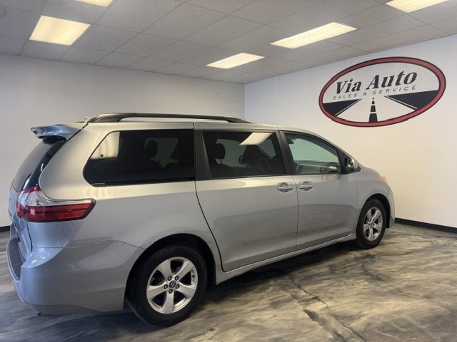 Used 2018 Toyota Sienna LE w/ Carpet Mat Package FWD image 4