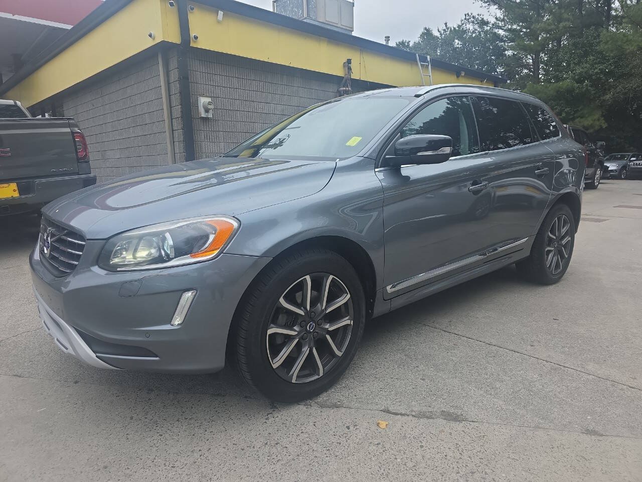 Used 2017 Volvo XC60 T6 Dynamic w/ Preferred Option Package AWD/4WD image 2