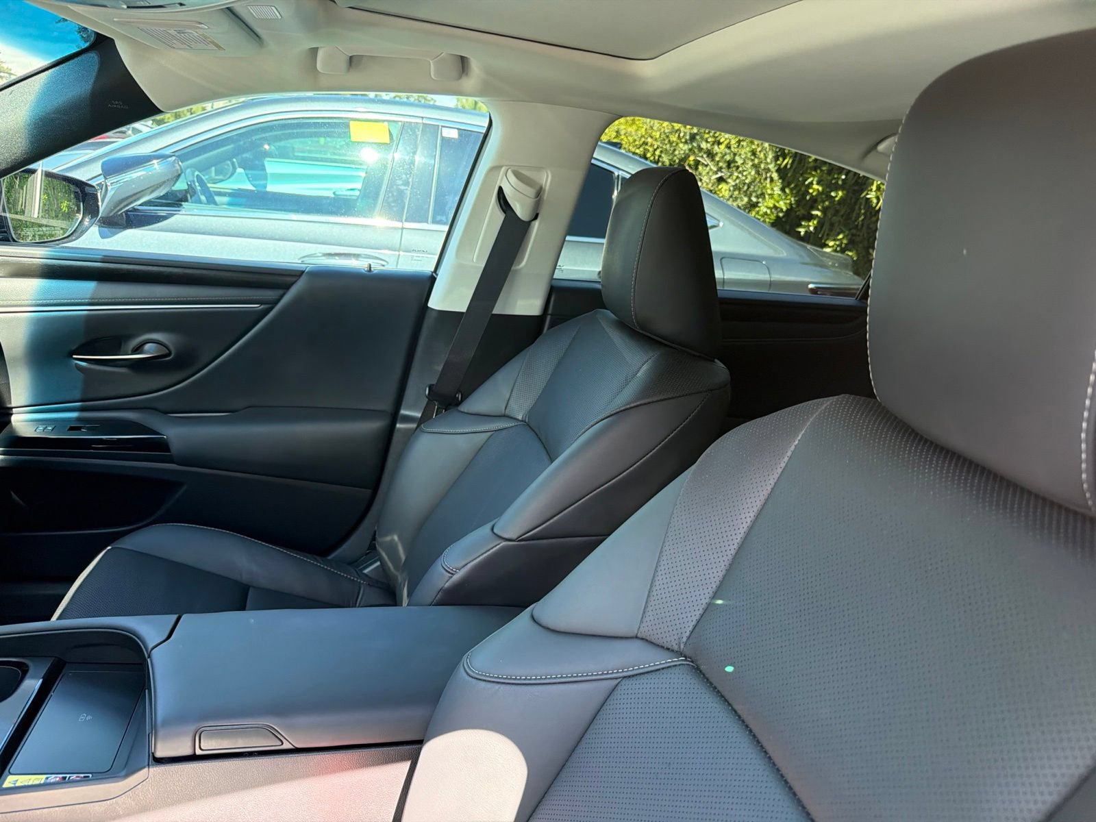 Used 2025 Lexus ES 300h w/ Premium Package FWD image 8