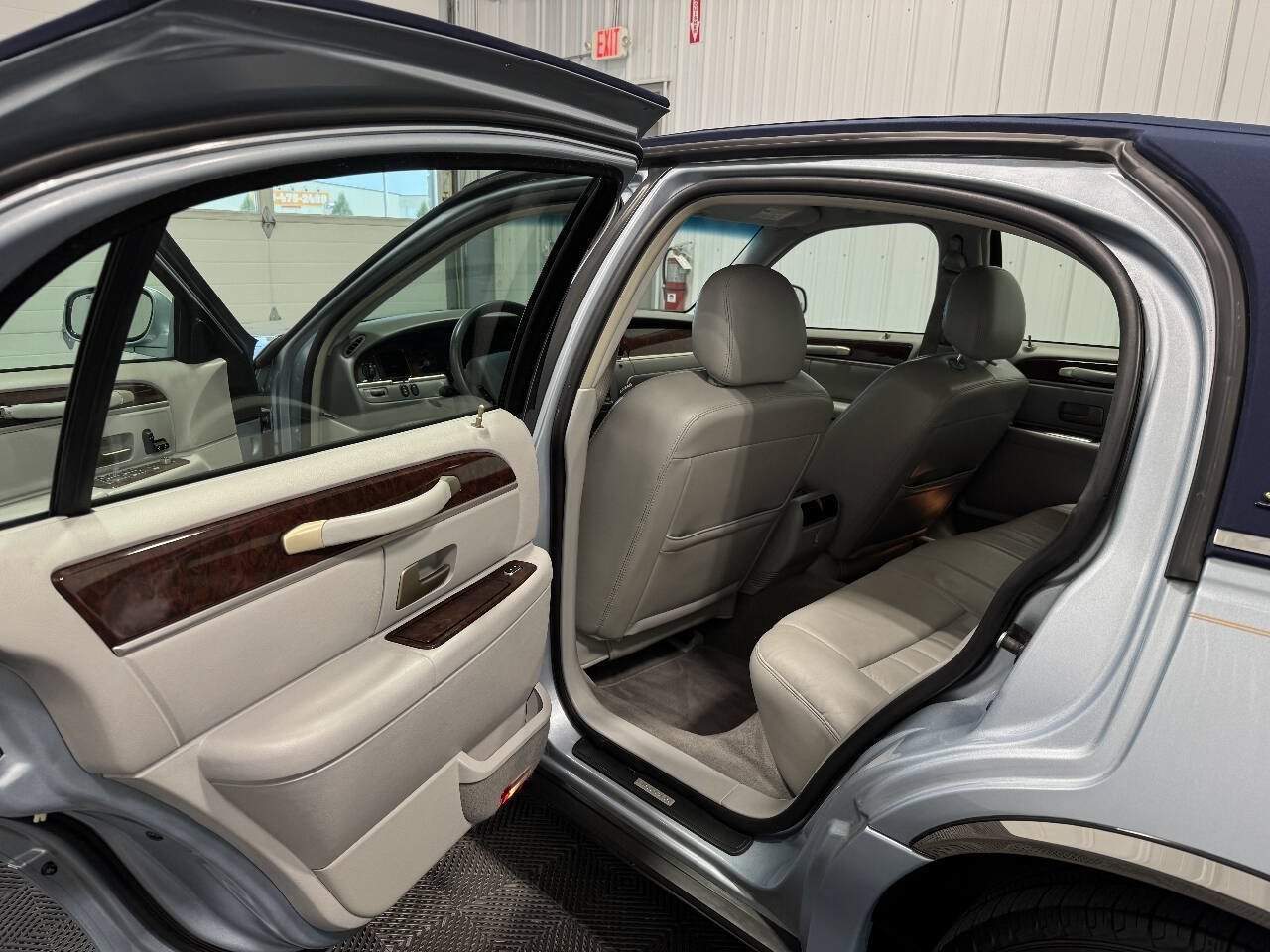 Used 2006 Lincoln Town Car Signature RWD image 11