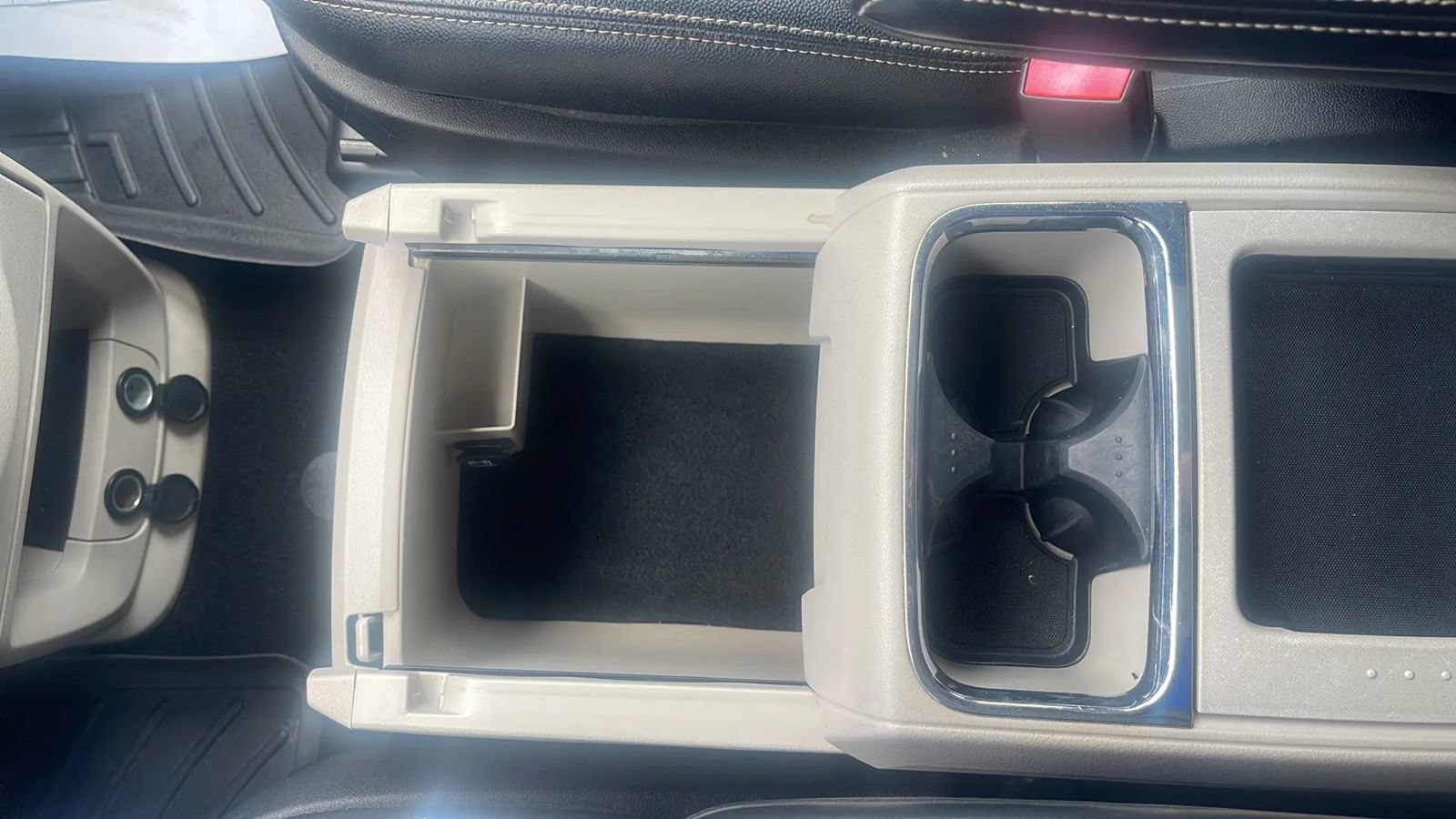 Used 2013 Chrysler Town & Country Touring FWD image 21